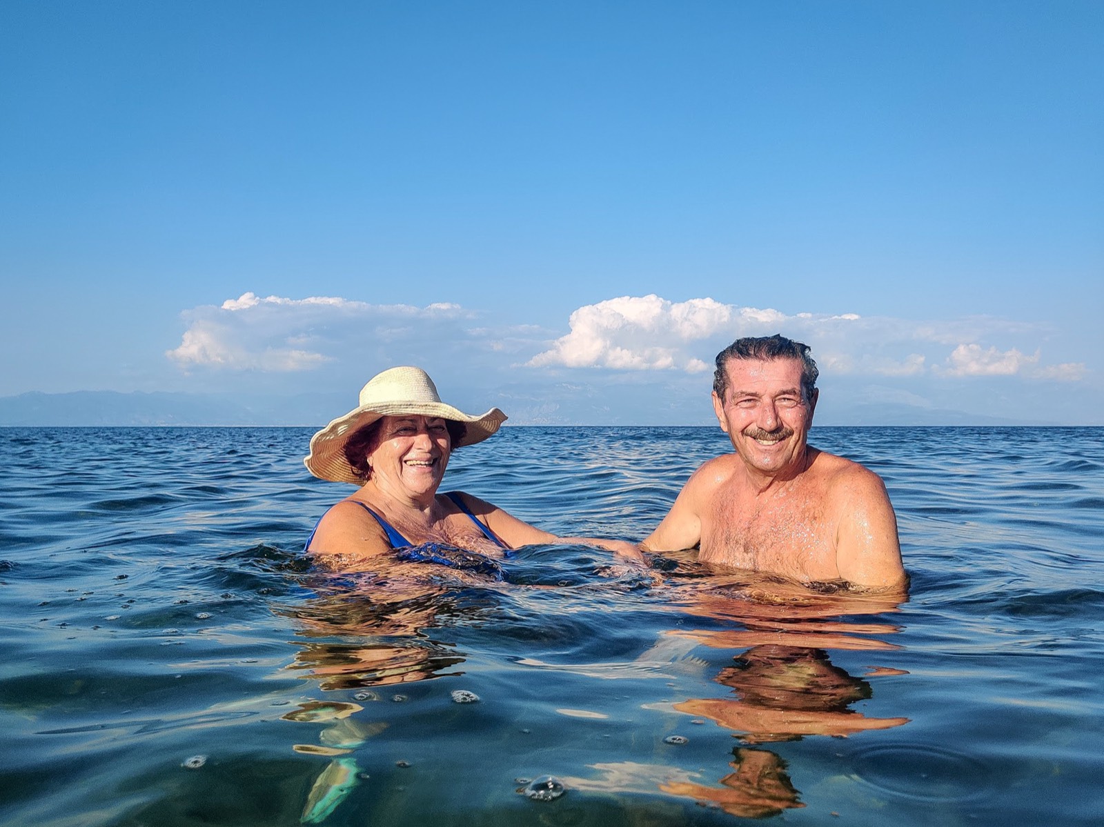 Ο Νίκος και η Ρόζα στη θάλασσα